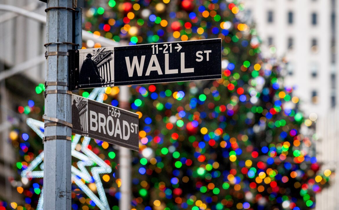 Wall Street at Christmas, visualising the Santa Rally — a seven-day trading window at year-end when stocks have tended to move higher